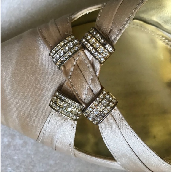 A. MARINELLI Special Effects Cream Gold Satin Kitten Heel Pump 8.5 EUC - Picture 8 of 14